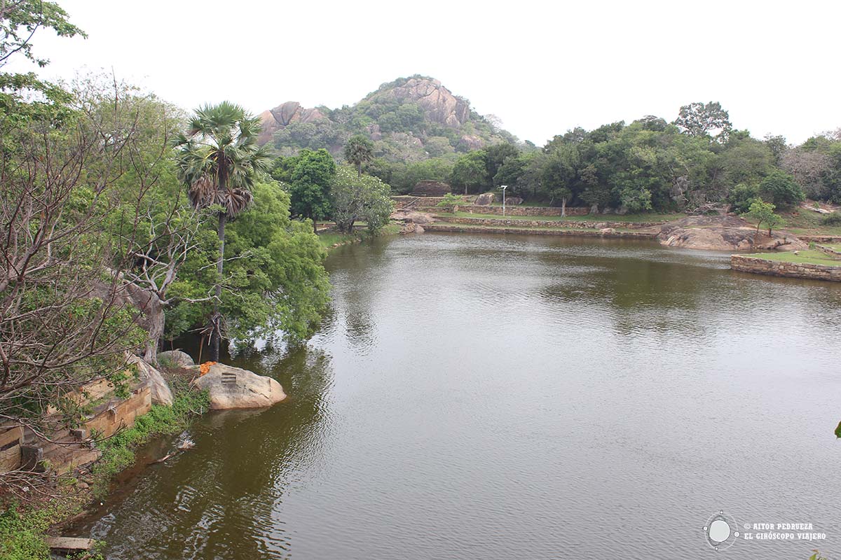 Kaludiya Pokuna (Pond of Black Water) en Mihintale