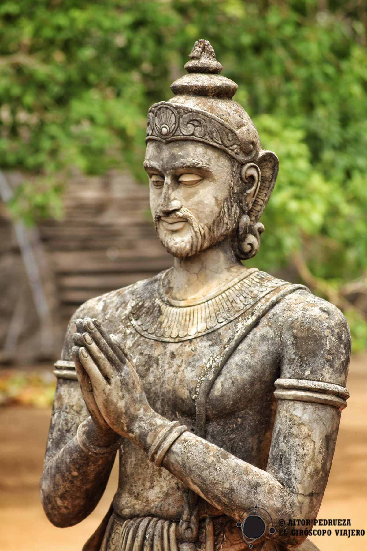 Estatua de Mahinda en Mihintale